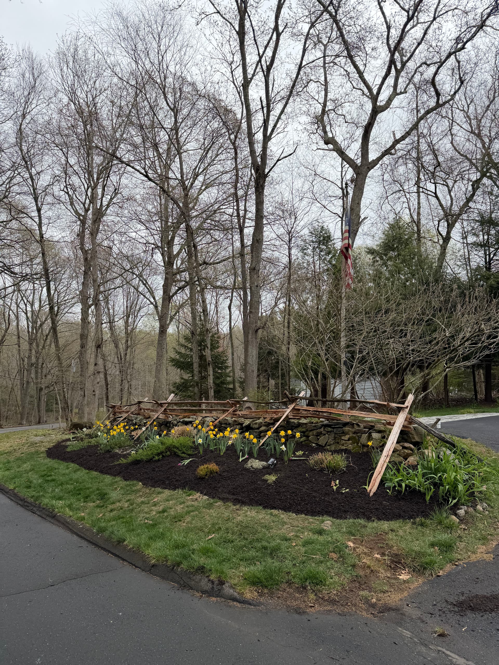 Fresh Spring mulch job in Madison, CT image